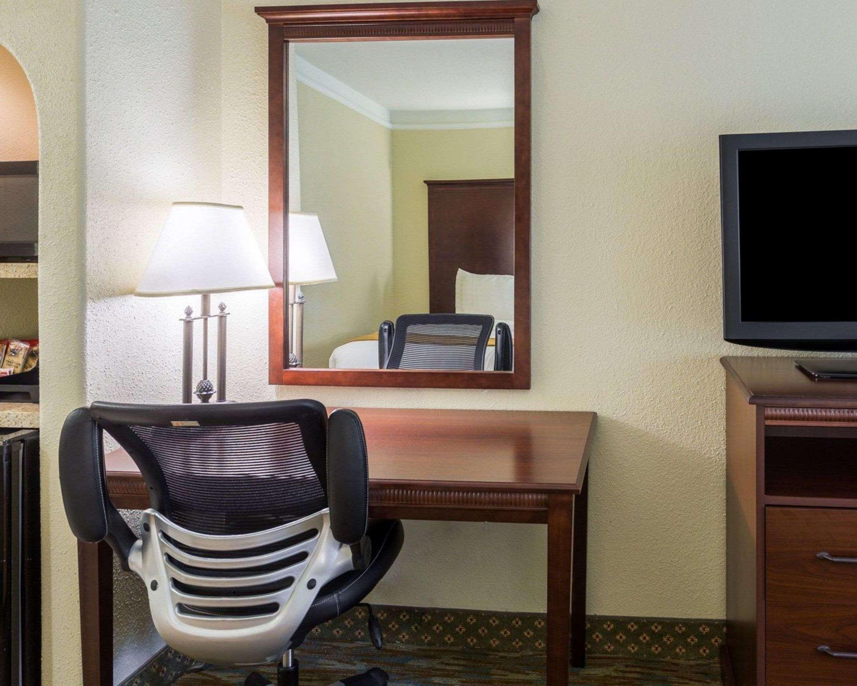 Clarion Inn Conference Center Gonzales Exteriör bild