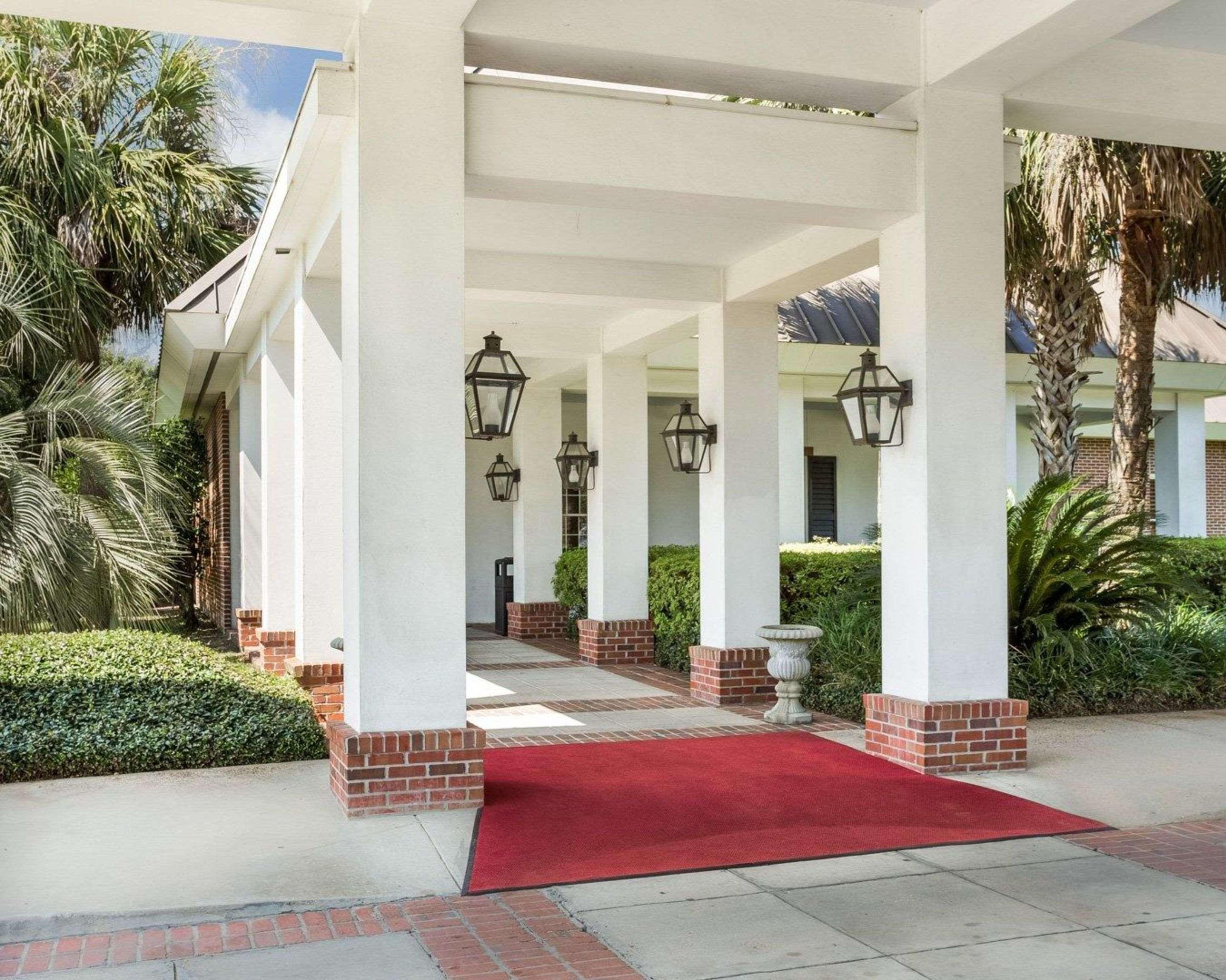 Clarion Inn Conference Center Gonzales Exteriör bild